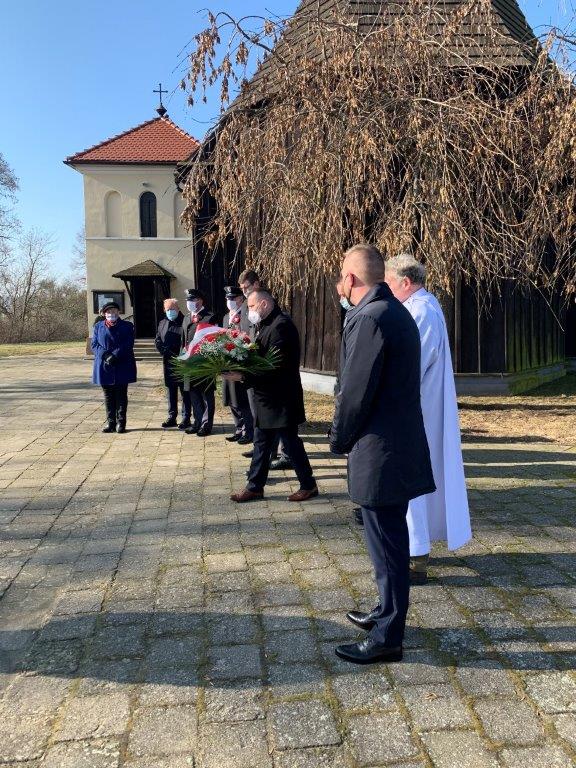 Przedstawiciele władz samorządowych przygotowują się do złożenia kwiatów na grobie poległych mieszkańców ziemi lgowskiej.