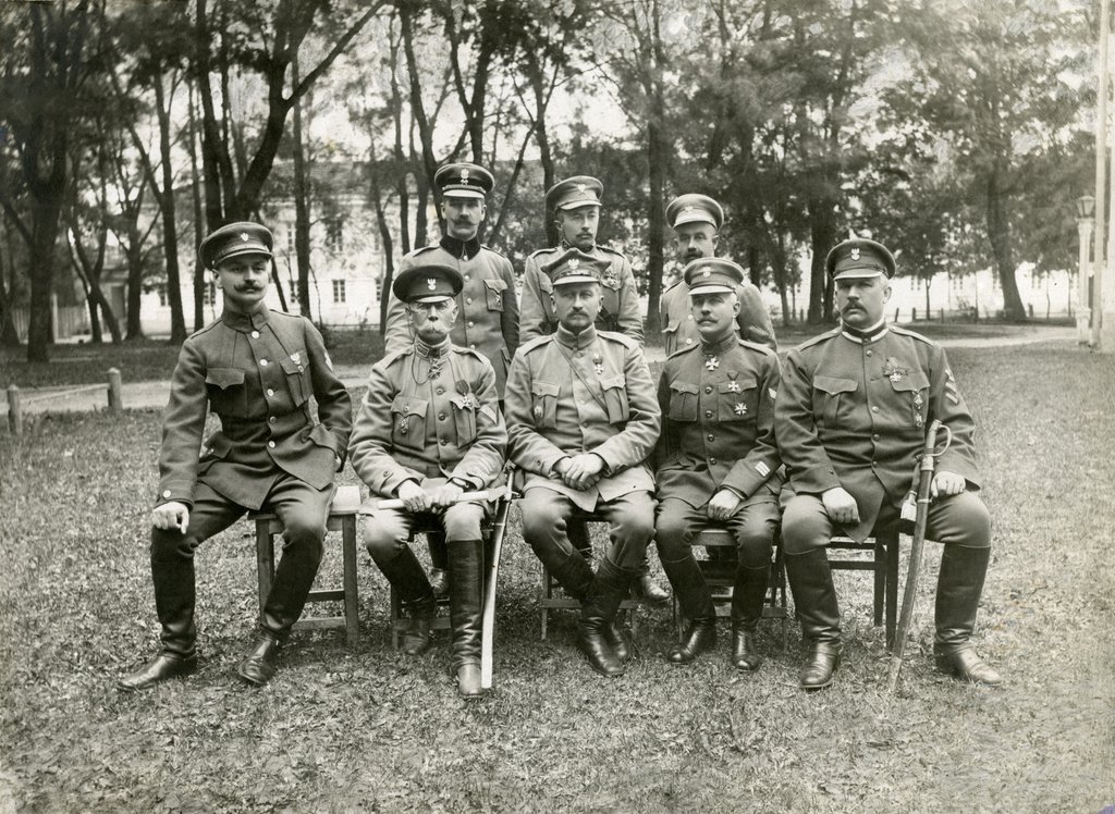 Na zdjęciu po lewej: Gen. Józefa Dowbor-Muśnickiego (generał w środku) i sztab I Korpusu Polskiego w Rosji w roku 1918.