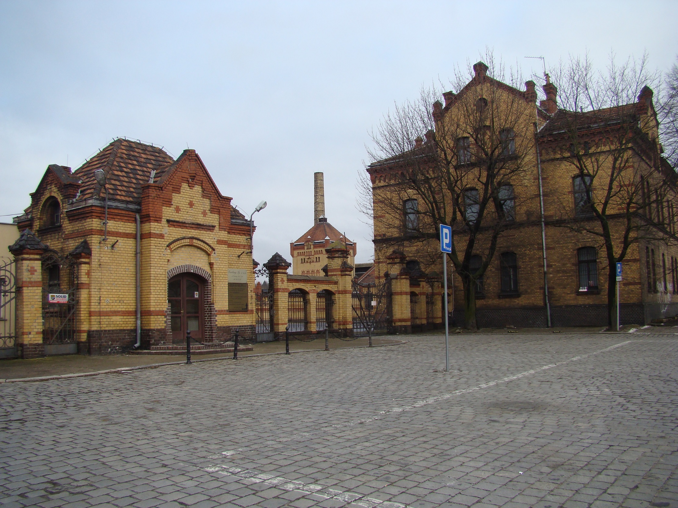 Budynek z wejściem głównym i bramami na teren dzisiejszej Starej Rzeźni.