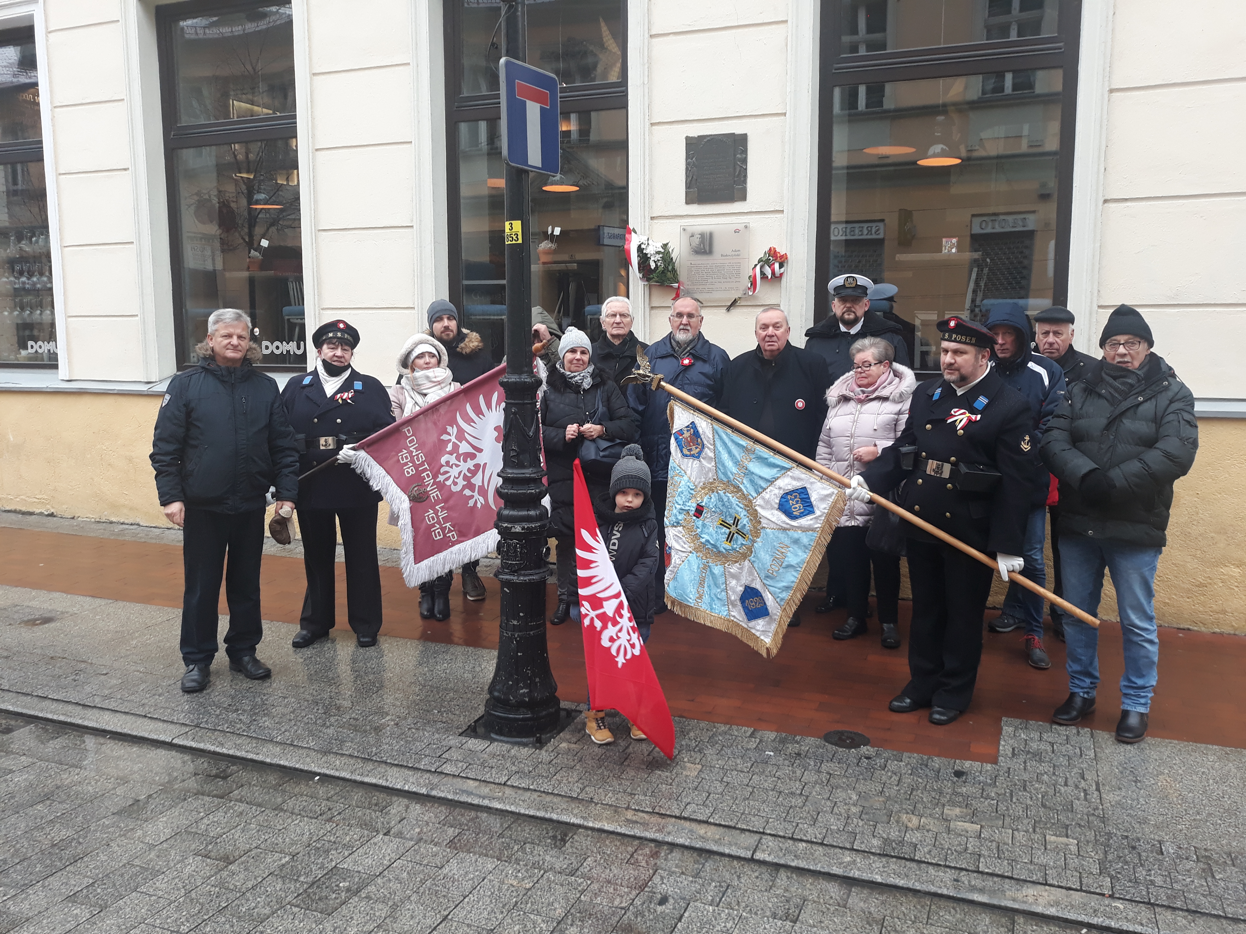 Uczestnicy uroczystości na wspólnym zdjęciu z chorągwiami powstańczymi.