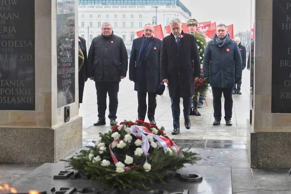 28 grudnia 2021 roku w Warszawie, w 103. rocznicę wybuchu Powstania Wielkopolskiego w hołdzie Powstańcom Wielkopolskim zapłonęły znicze oraz zostały złożone kwiaty