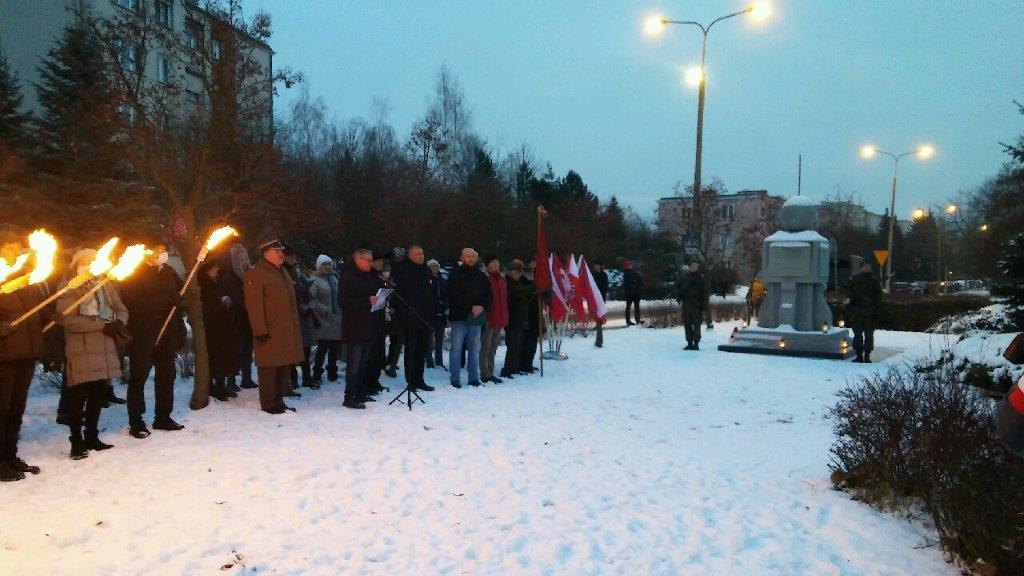 Przemówienie do zebranych uczestników przy pomniku.