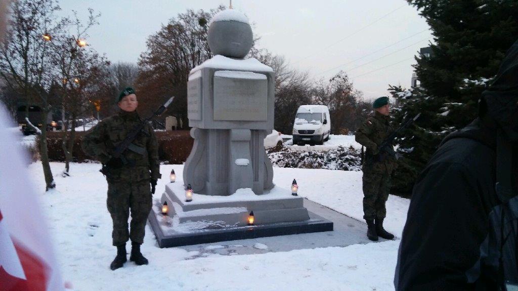 Asysta honorowa żołnierzy przy pomniku.