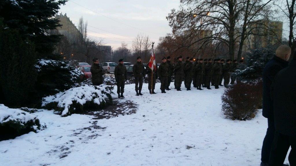 Kompania honorowa żołnierzy wraz ze sztandarem.