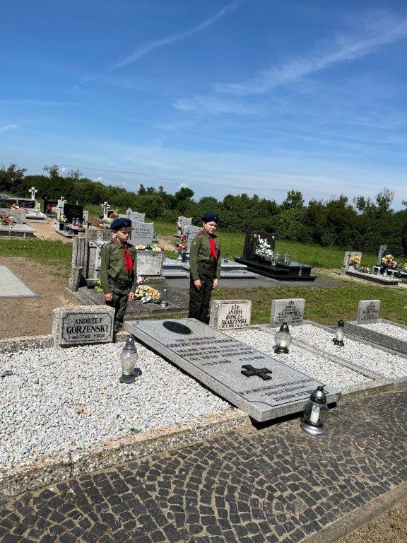 Dwóch harcerzy pełni wartę przy grobie majora Zbigniewa Gorzeńskiego-Ostroroga.