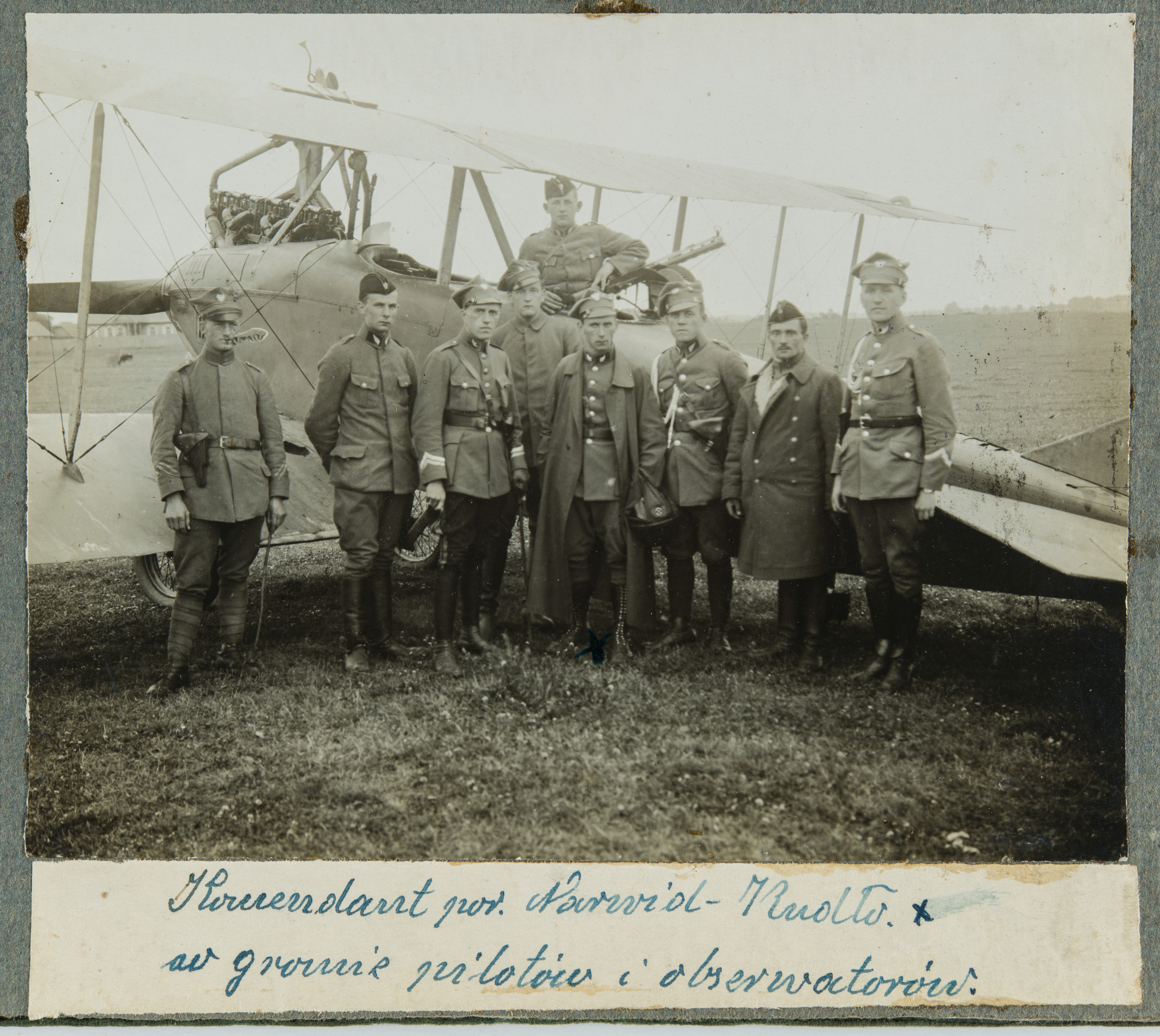 ersonel 2. Wielkopolskiej Eskadry Lotniczej. W środku dowódca eskadry por. pil. Edmund Norwid-Kudło. Fot. ze zbiorów Muzeum Narodowego w Poznaniu.