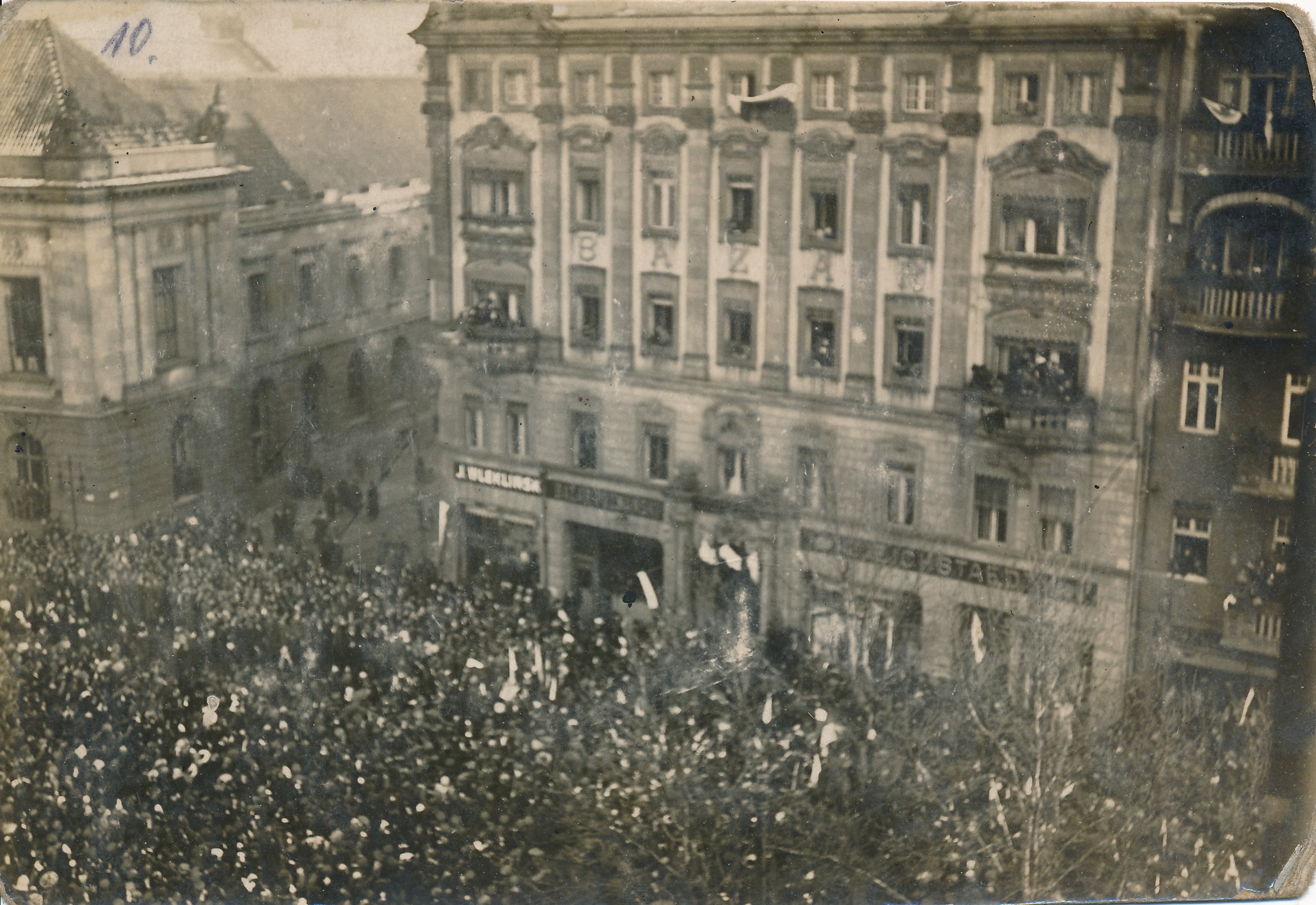 Poznań w dniu 27 grudnia 1918 r. kiedy to Ignacy Jan Paderewski przemawiał z balkonu hotelu „BAZAR” do polskiej młodzieży szkolnej.