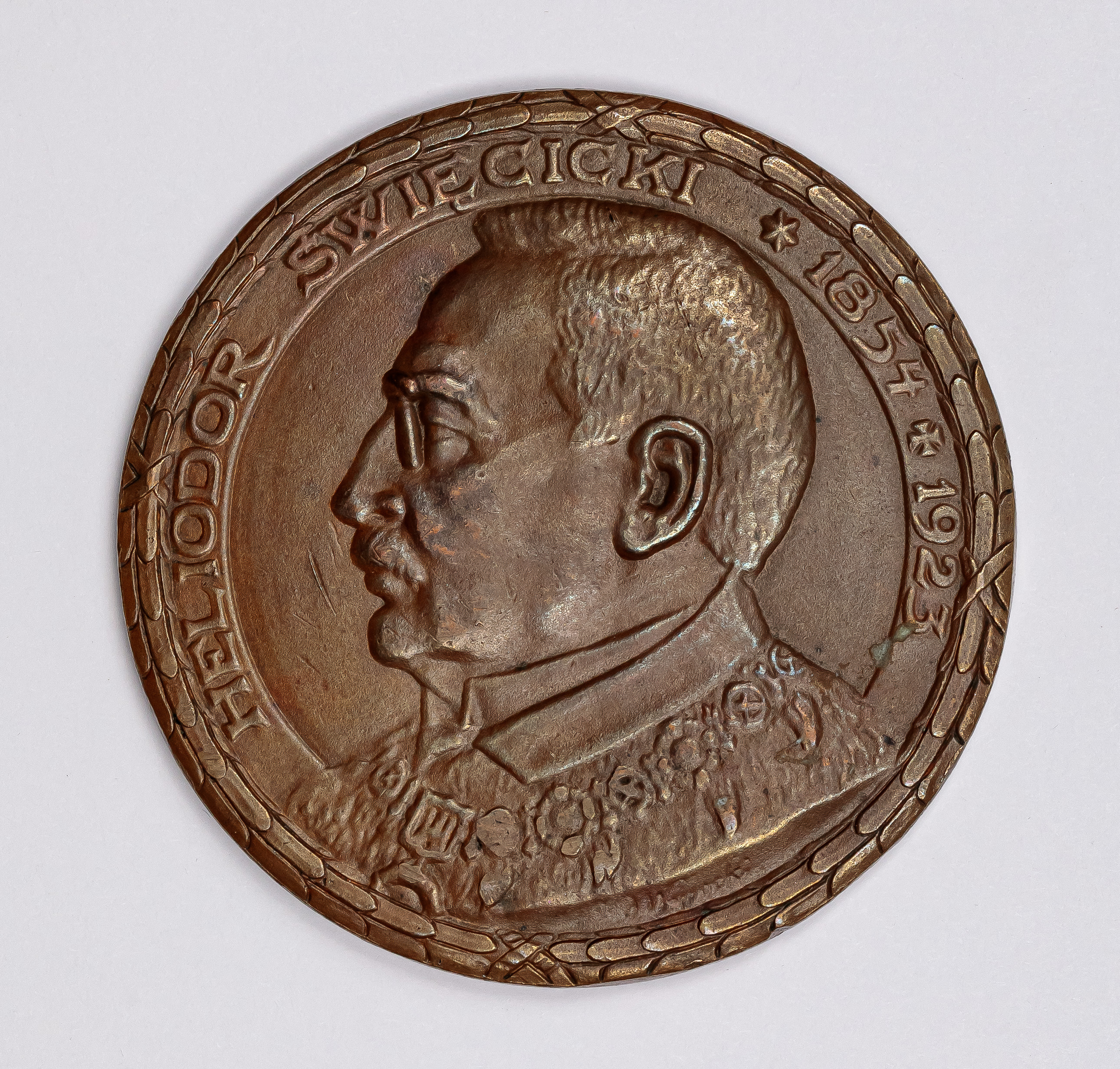 Medal upamiętniający Heliodora Święcickiego, pierwszego rektora Uniwersytetu Poznańskiego, wybity w 1923 roku, ale na rewersie pojawia się rok 1919, który oznacza datę objęcia funkcji rektora.