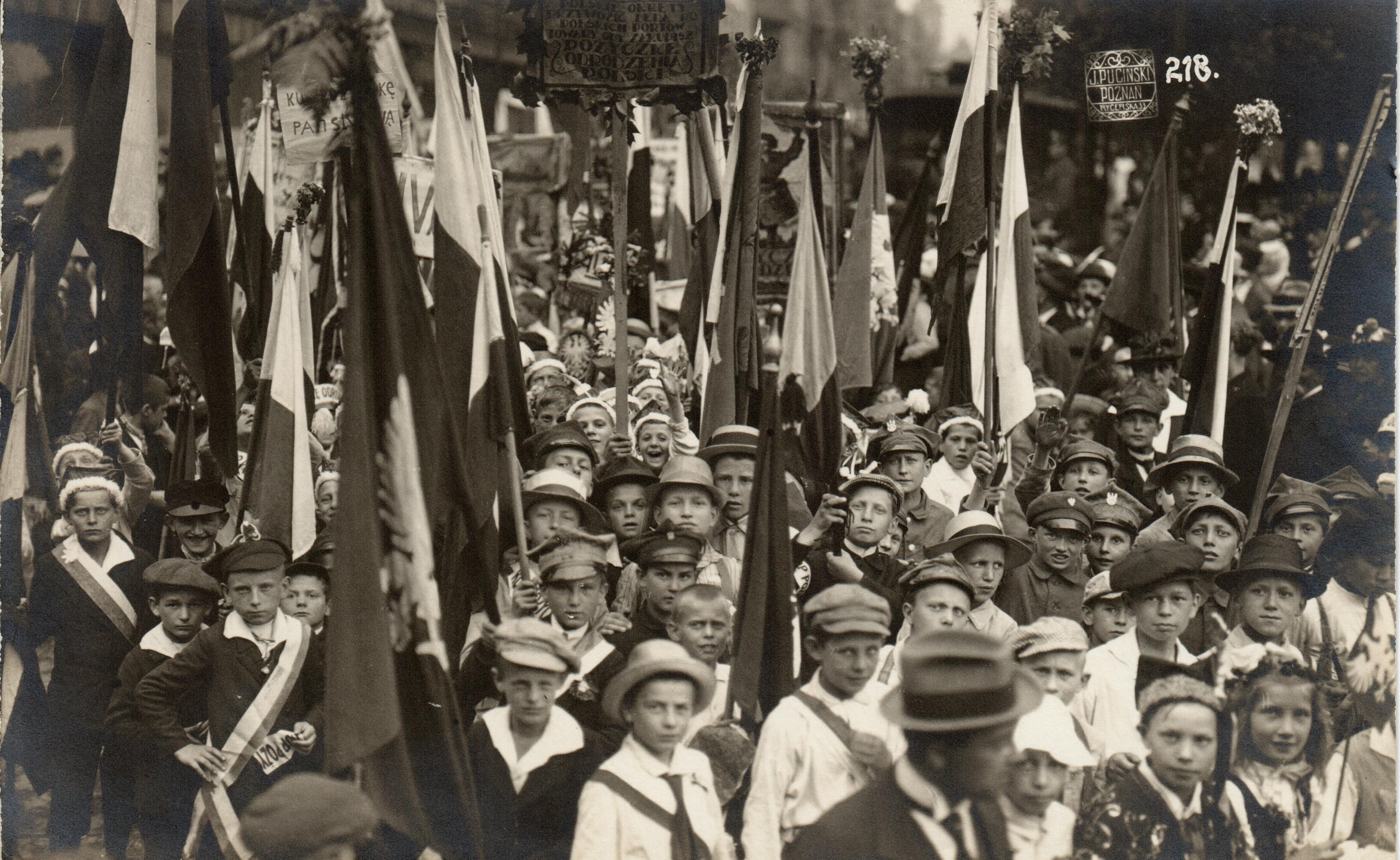 Zdjęcie zrobione 30 maja 1920 roku w trakcie wiecu Pożyczki Odrodzenia Polski - widać na nim mnóstwo dzieci (zwłaszcza chłopców) w domowych sposobem szytych rogatywkach