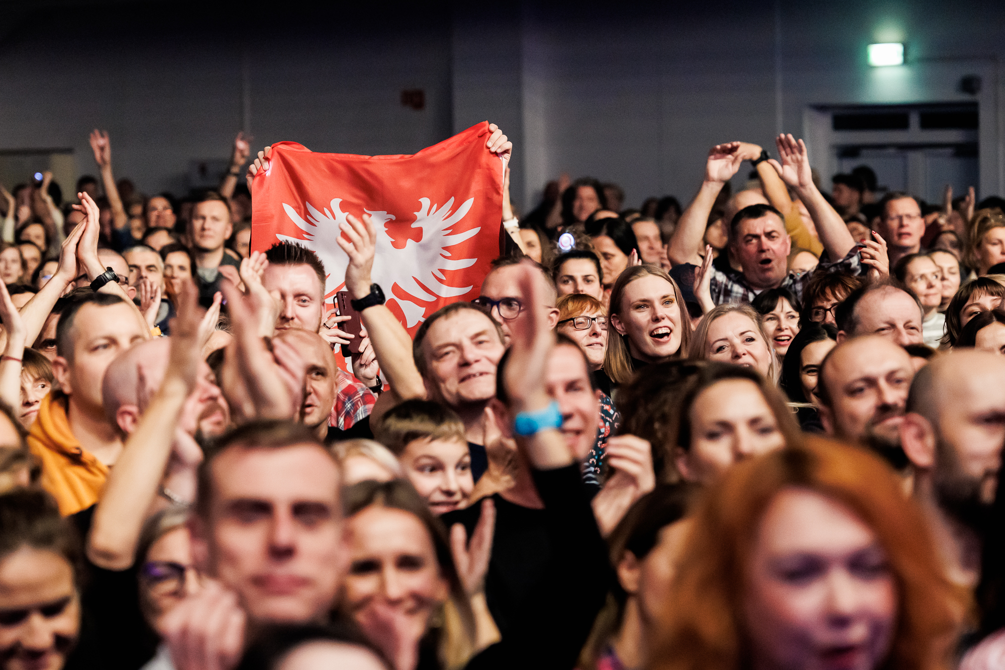 Tłum widzów, pośrodku widać flagę powstańczą