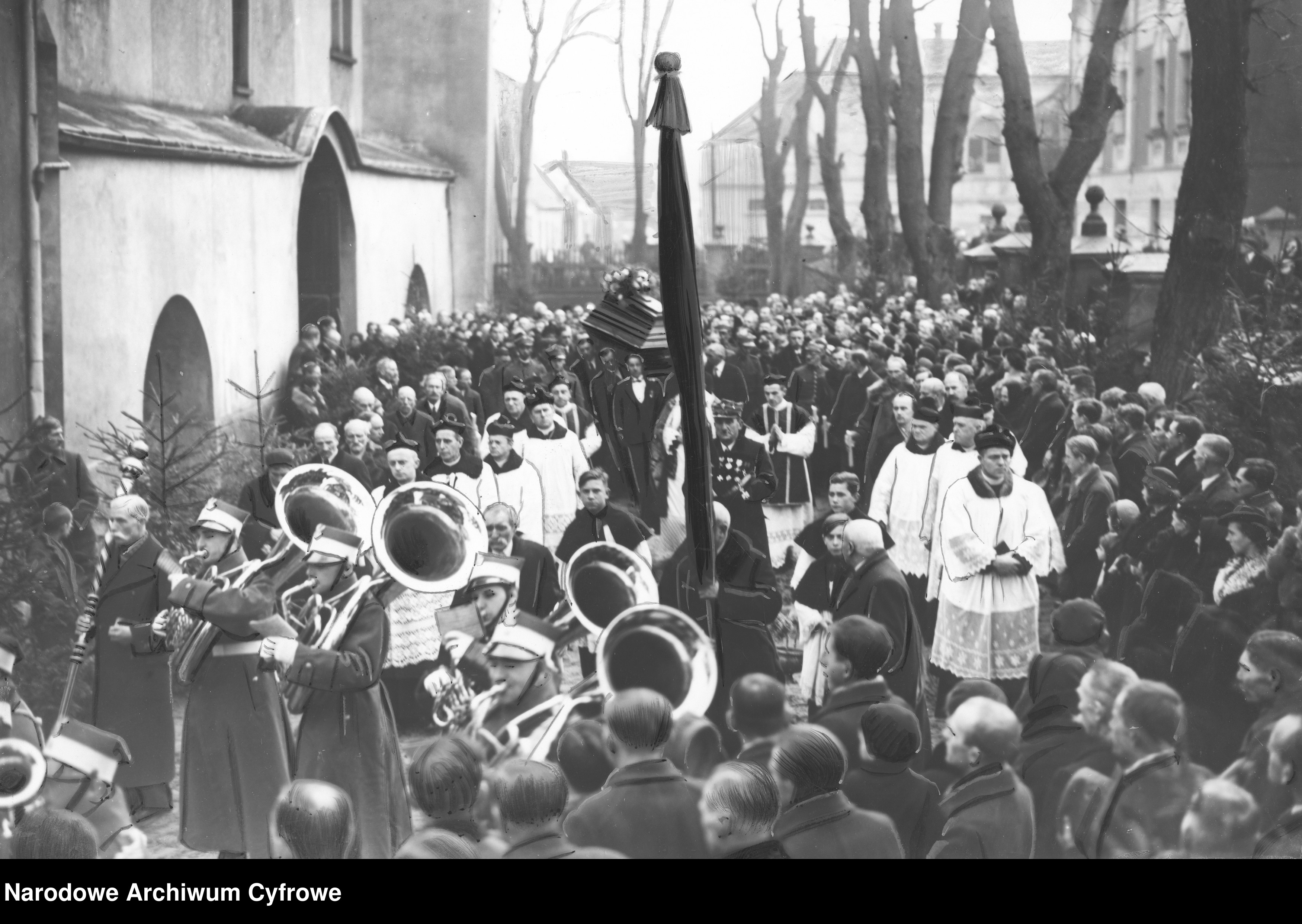 Lwówek, 6 grudnia 1937 r, pogrzeb Stanisława Łąckiego, kondukt żałobny po wyjściu z kościoła farnego. Obok trumny kroczą członkowie Towarzystwa Powstańców  i Wojaków trzymając wartę honorową