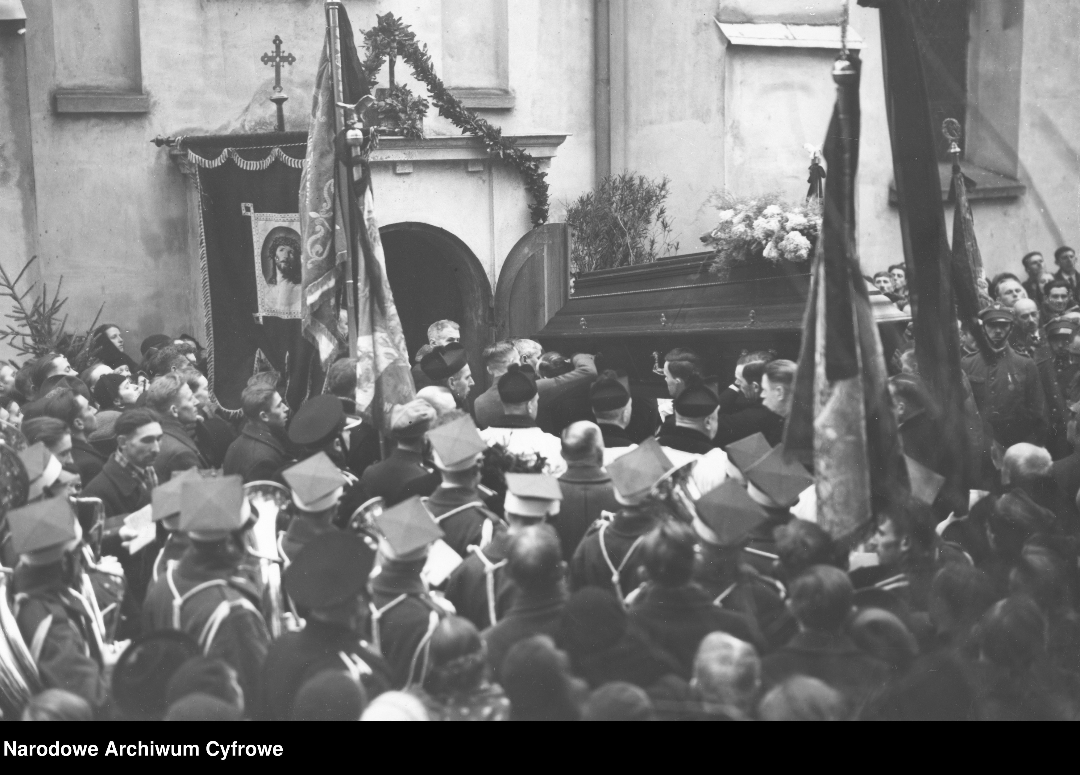 Lwówek, 6 grudnia 1937 r, pogrzeb Stanisława Łąckiego. Wnoszenie trumny do podziemi kościoła farnego, gdzie znajdują̨ się̨ groby rodzinne Korzbok-Łąckich