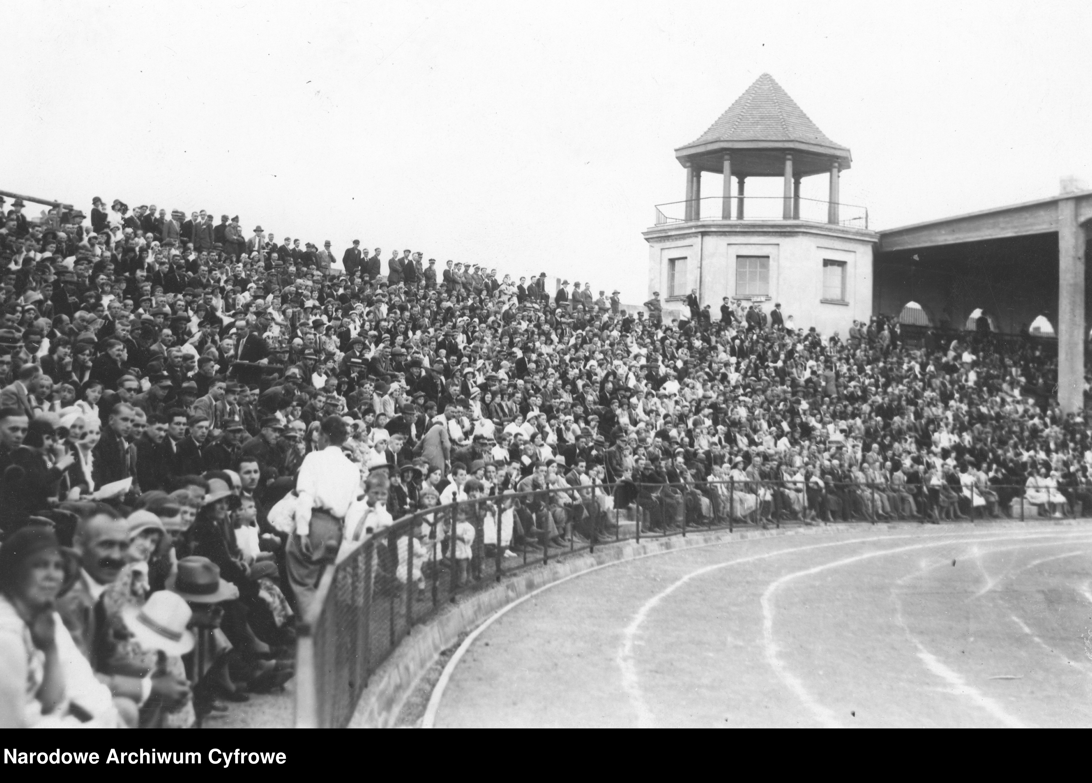 Trybuna stadionu z widzami podczas zawodów sportowych uczestników zlotu