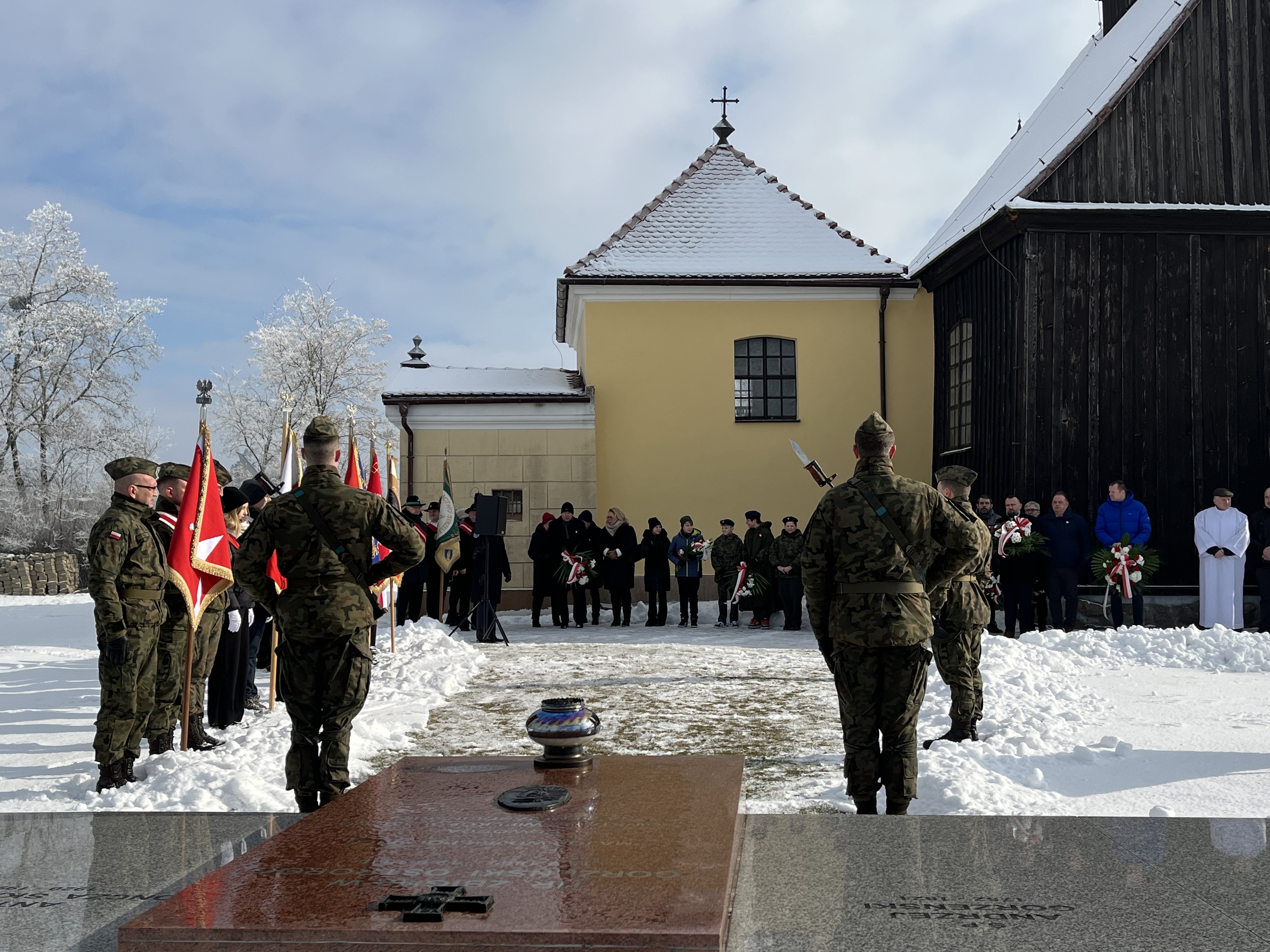 Na zdjęciu uczestnicy uroczystości 156. rocznicy urodzin majora Zbigniewa Gorzeńskiego-Ostroroga – dowódcy Frontu Południowego Powstania Wielkopolskiego oraz 106. rocznicy rozejmu w Trewirze kończącego zwycięskie Powstanie Wielkopolskie rozpoczęły się odprawieniem mszy św. z ceremoniałem wojskowym w kościele Narodzenia Najświętszej Marii Panny w Lgowie, 16 lutego 2025 r.