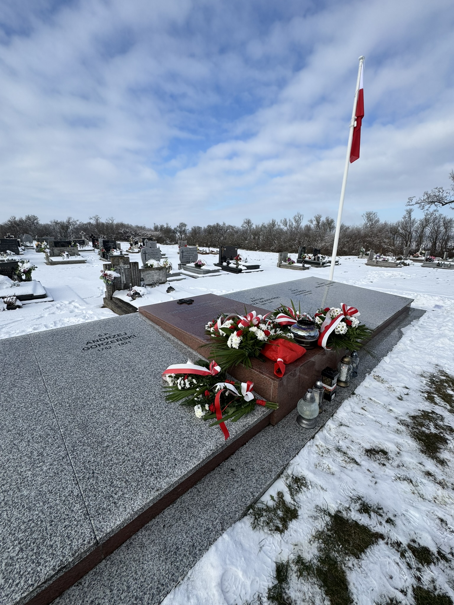 Na zdjęciu pomnik dowódcy Frontu Południowego Powstania Wielkopolskiego - majora Zbigniewa Gorzeńskiego-Ostroroga na cmentarzu w Łgowie.