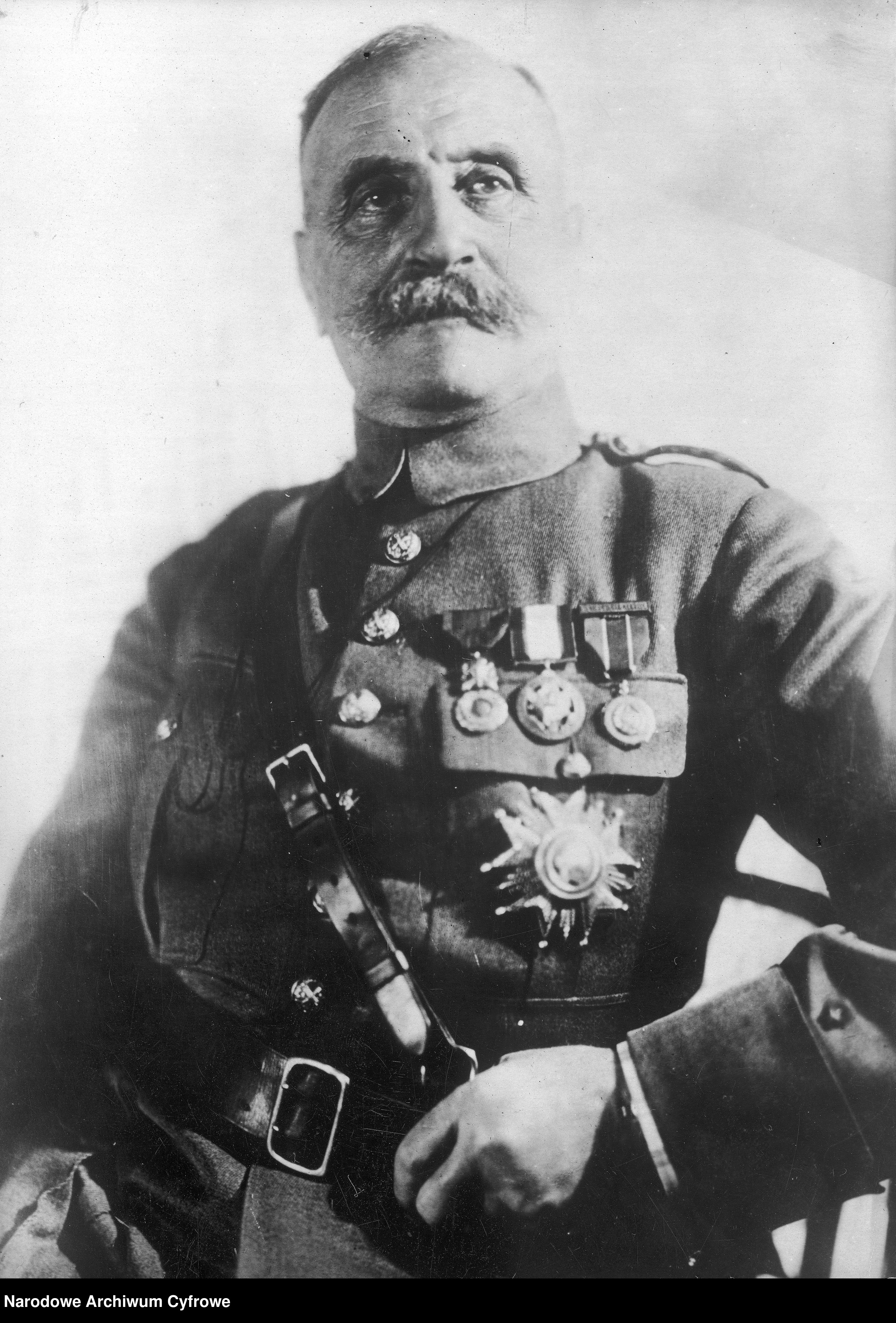 Starszy mężczyzna ubrany w mundur wojskowy, z odznaczeniami na piersi.
