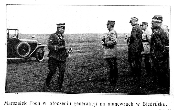 Samochód i kilku żołnierzy w mundurach.