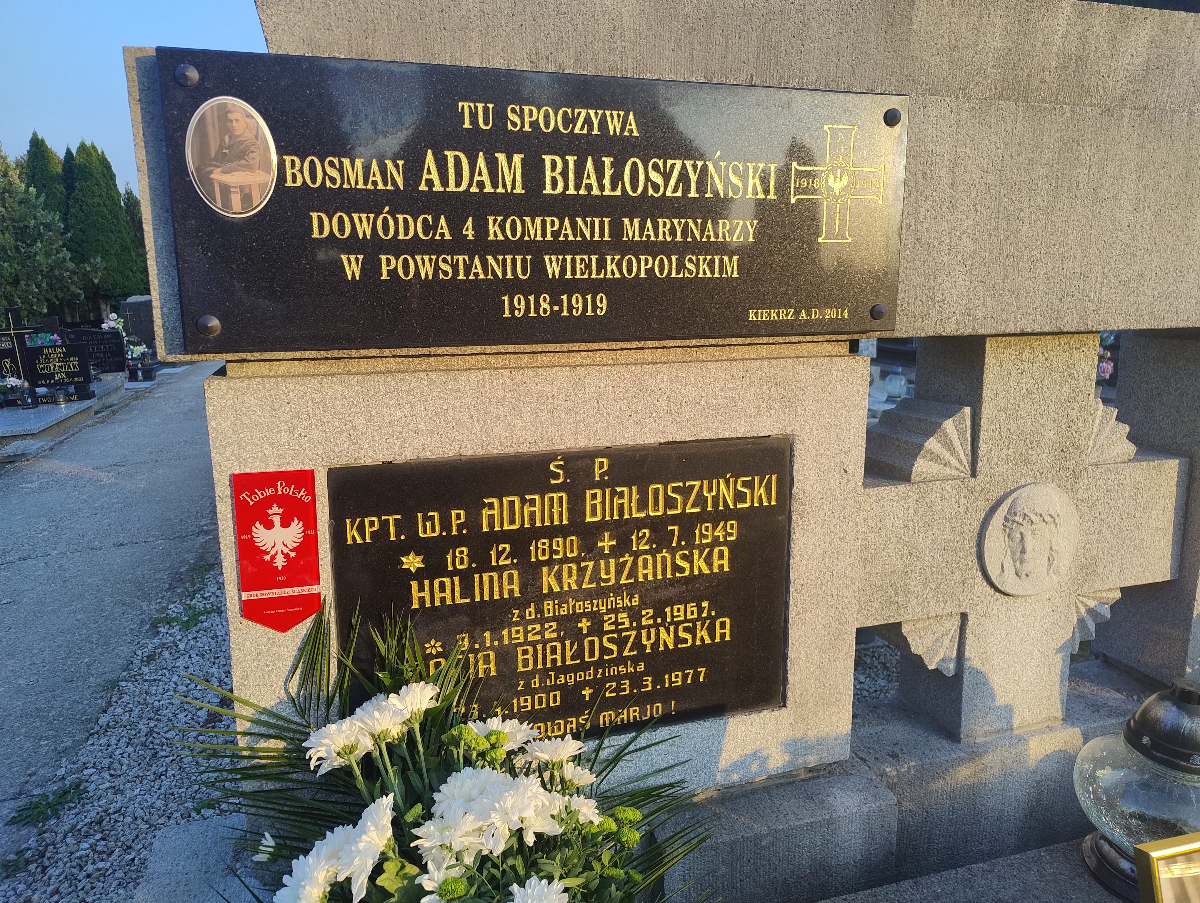 Ludzie stojący przy grobie