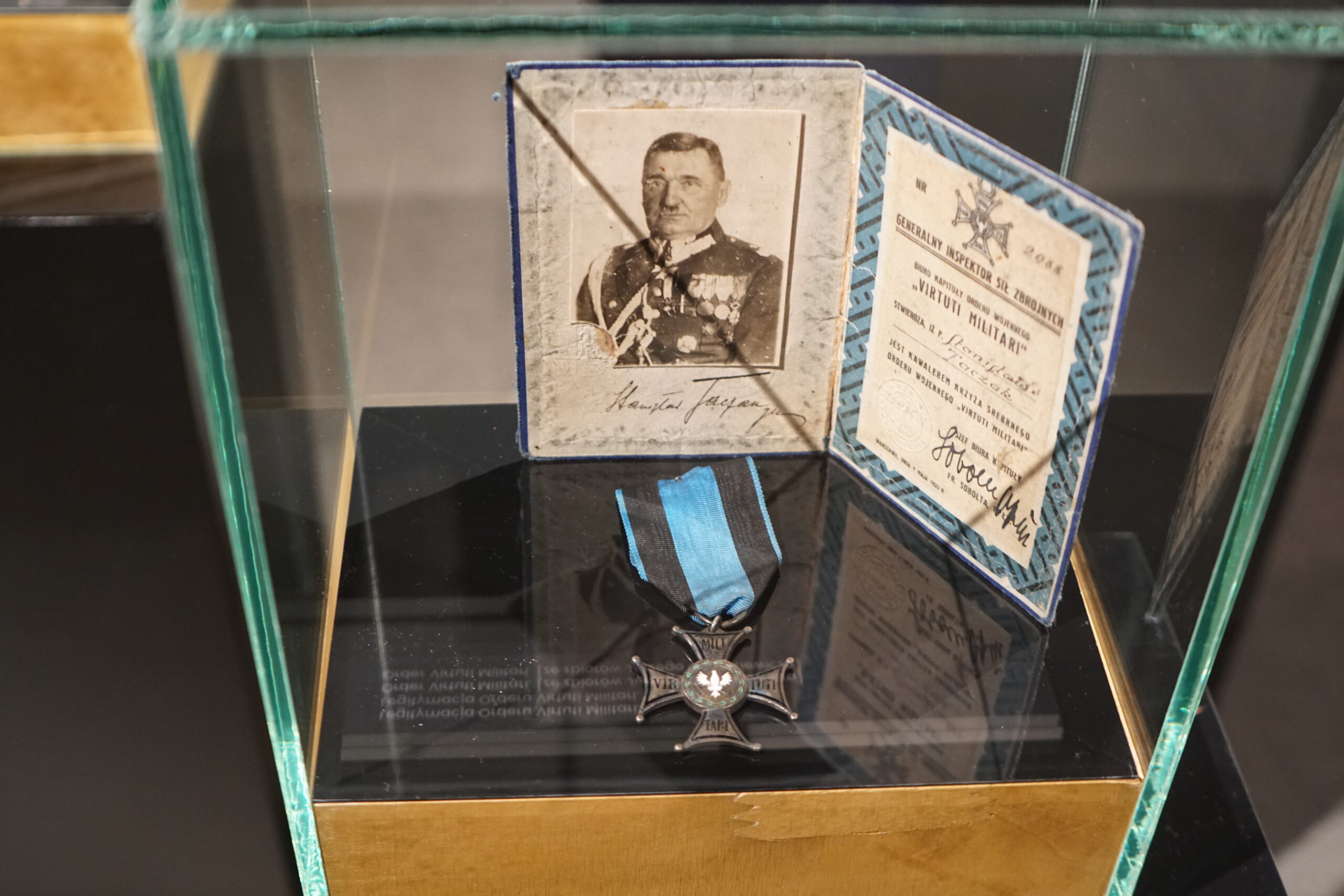 Dokument historyczny w przeszklonej gablocie.